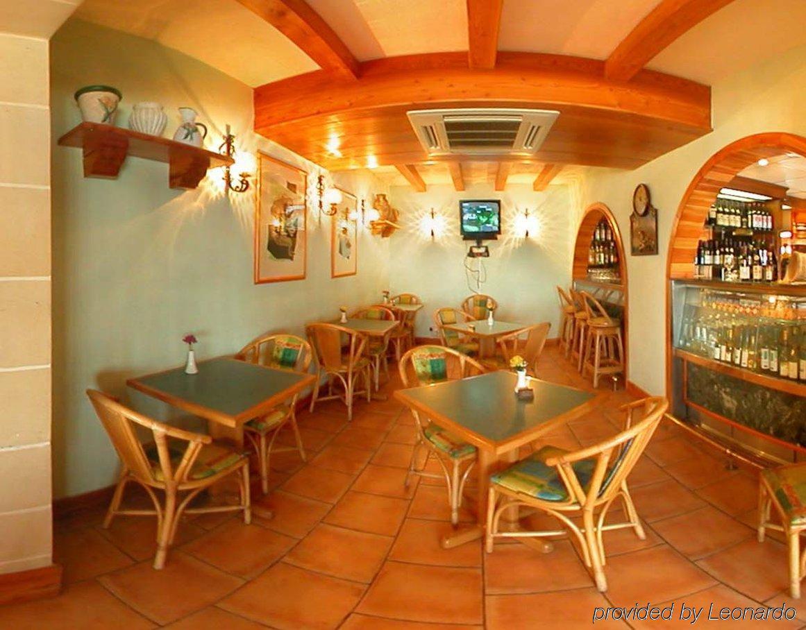The Mediterranea Hotel & Suites 세인트폴스베이 레스토랑 사진